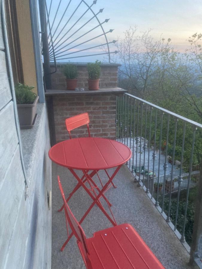 Da Emi - La Casetta In Piazza Monforte D'Alba Eksteriør billede